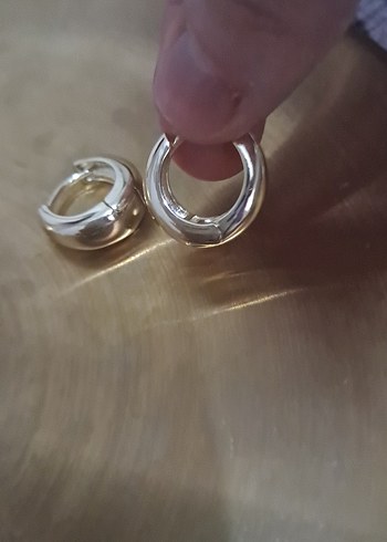 Altın Renkli Tokalı Midi Halka Küpe - Görsel 3