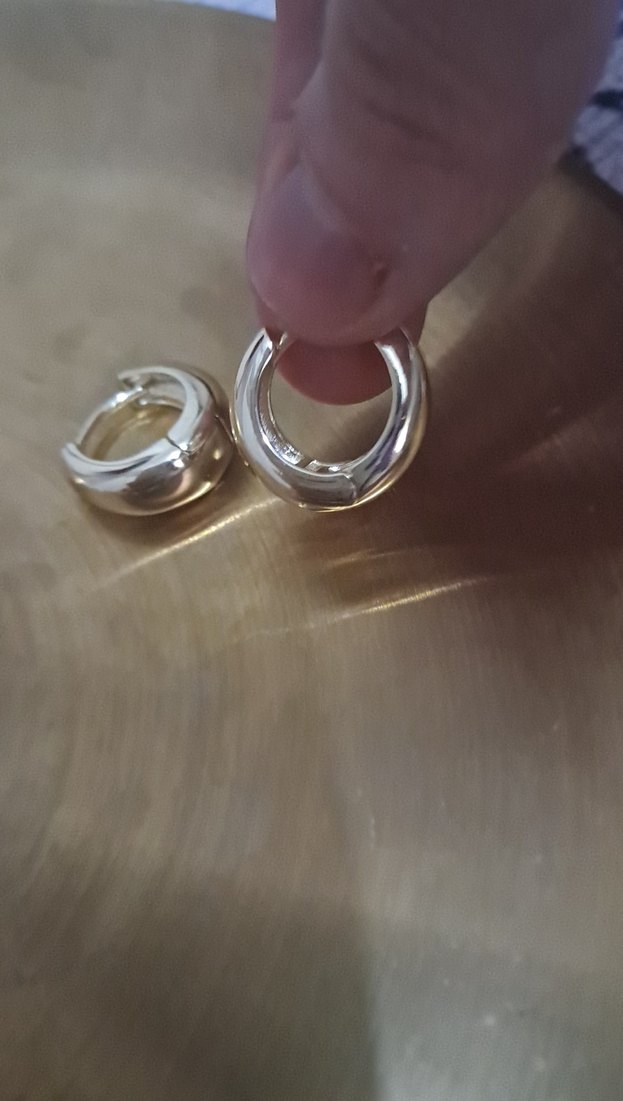 Altın Renkli Tokalı Midi Halka Küpe - Görsel 3