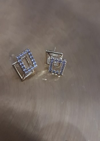 Altın Renkli Mini Kareli Küpeler - Görsel 3