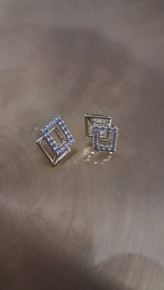 Altın Renkli Mini Kareli Küpeler - Görsel 4