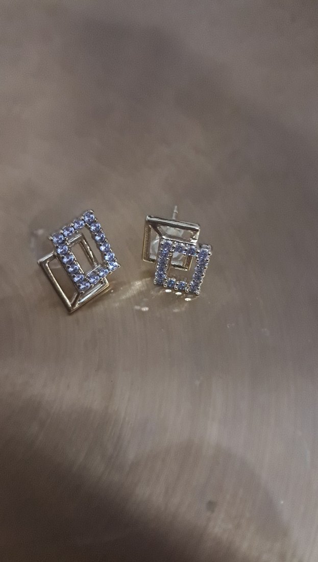 Altın Renkli Mini Kareli Küpeler - Görsel 3