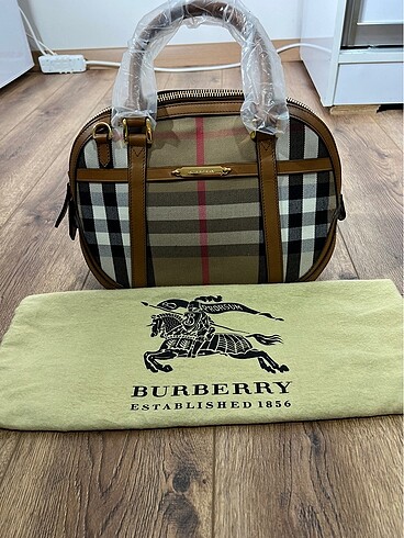 Burberry Almadan önce iletişime geçin lütfen fiyatı 40000. 13