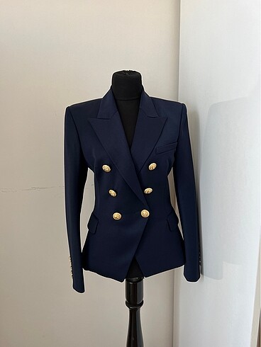 Balmain Almadan önce iletişime geçin lütfen 124. Fiyatı 60000