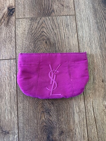 Yves Saint Laurent Almadan önce iletişime geçin lütfen