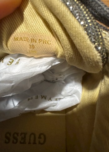 Guess Yılan Desenli Altın Renk Bağcıklı Sneakers. /251
