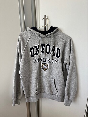 gri kapüşonlu sweatshirt