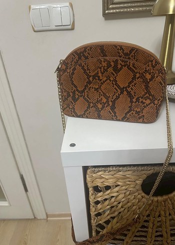 Zincir Detaylı Kahverengi Yılan Desenli Kadın Çapraz Çanta