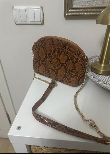 Beden Zincir Detaylı Kahverengi Yılan Desenli Kadın Çapraz Çanta