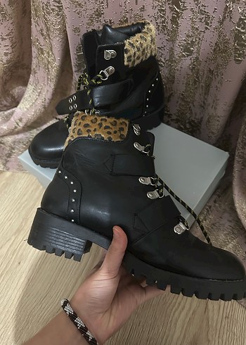 Twist Siyah Leopar Desenli Tokalı Deri Bot