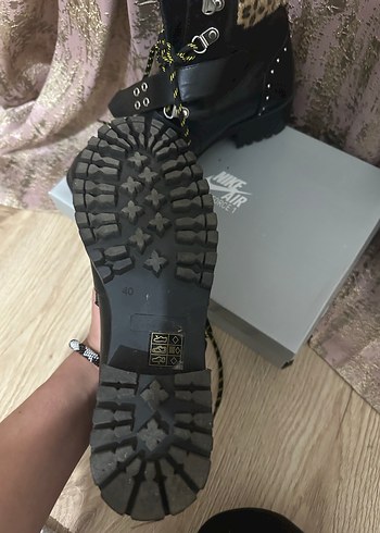 40 Beden siyah Renk Siyah Leopar Desenli Tokalı Deri Bot