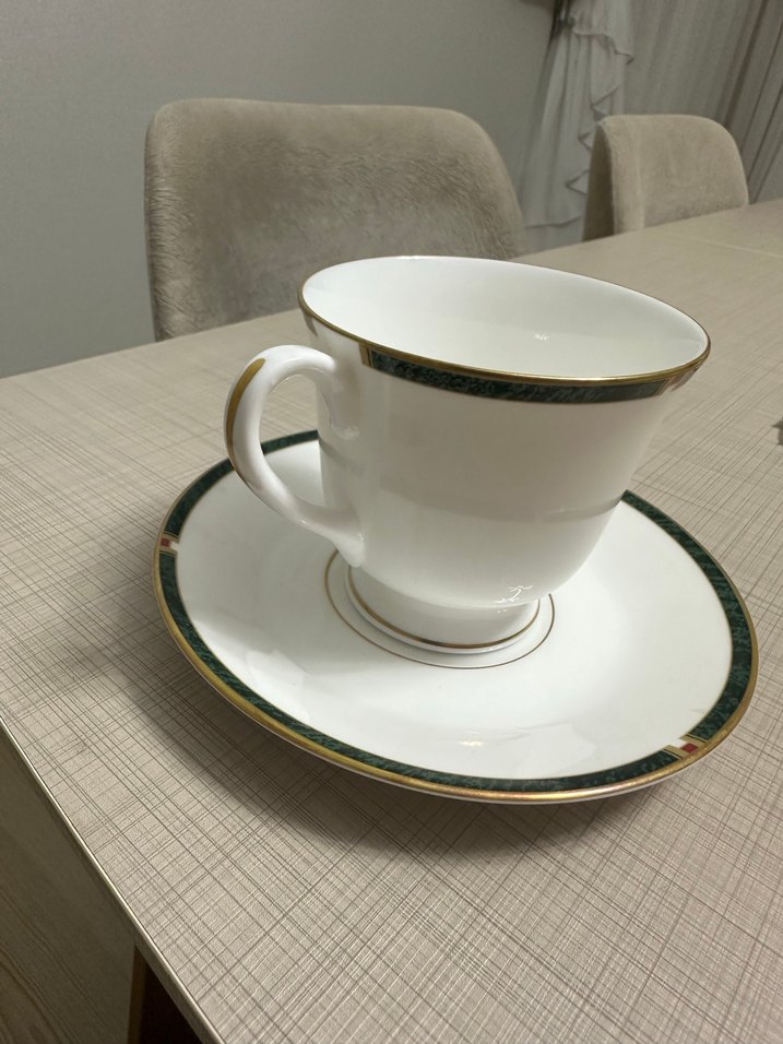 Beyaz Altın Kenarlı Fincan ve Tabağı - Görsel 4