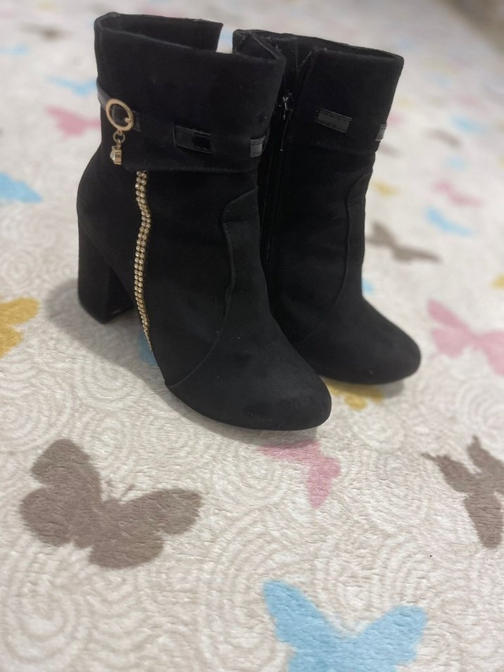 Siyah Yılan Desenli Süet Tokalı Topuklu Bot - Görsel 2