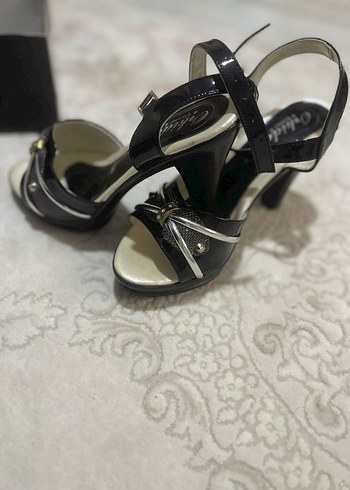 Klasik Siyah Yılan Derisi Desenli Dolgu Topuklu Ayakkabı - Görsel 2