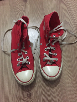 Kırmızı converse 