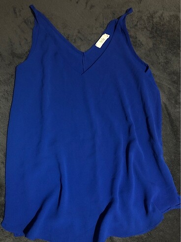 Saks mavisi askılı bluz