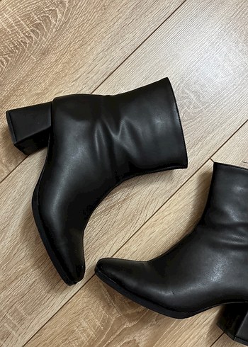 Siyah Deri Tokalı Kadın Topuklu Bot - Görsel 5