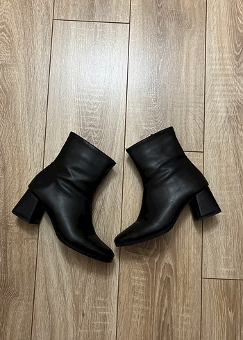 Siyah Deri Tokalı Kadın Topuklu Bot - Görsel 4