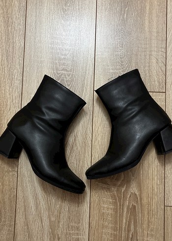 Siyah Deri Tokalı Kadın Topuklu Bot - Görsel 3