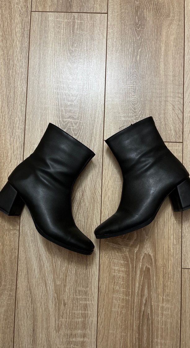 Siyah Deri Tokalı Kadın Topuklu Bot - Görsel 3