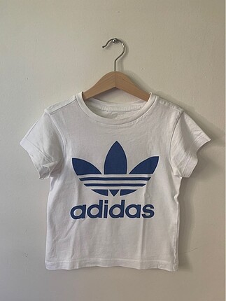 Orjinal Adidas t-shirt 4-5 yaşa uygundur.