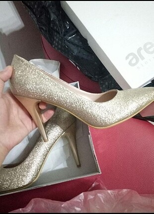 Gold stiletto ayakkabı