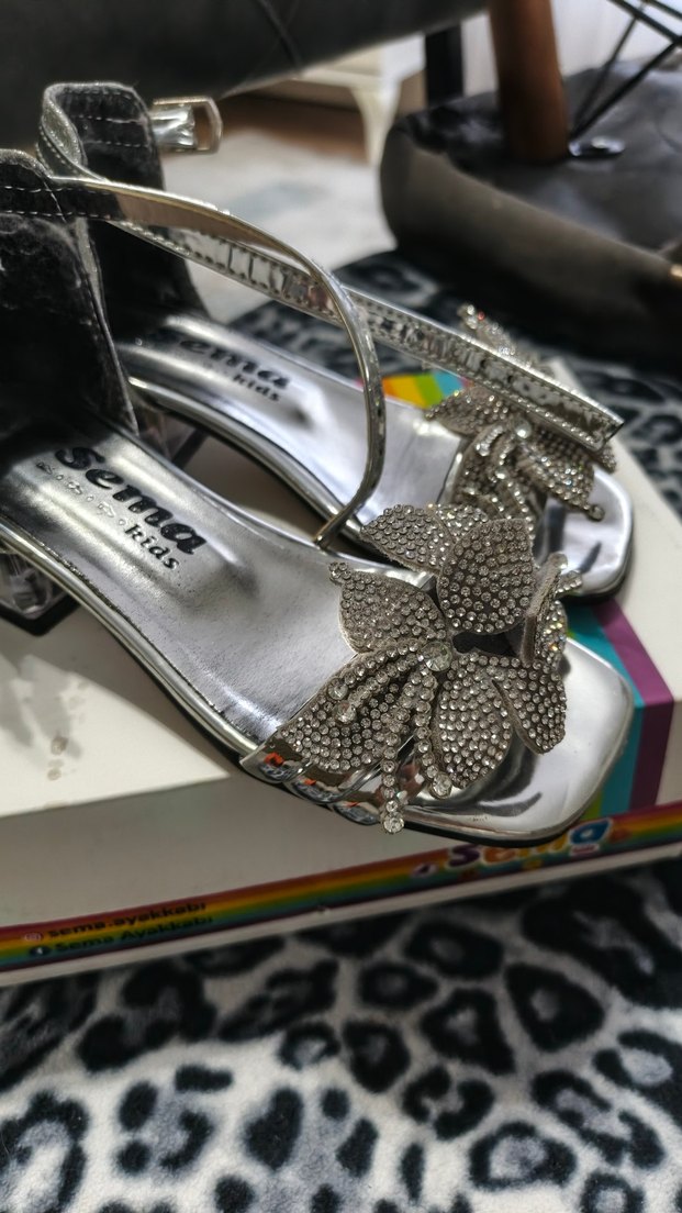 Kız Çocuk Gri Yılan Desenli Tokalı Özel Ayakkabı - Görsel 2