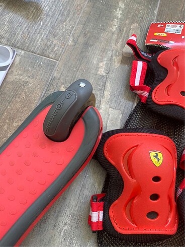 Beden kırmızı Renk Orijinal Globber Ferrari serisi özel scooter