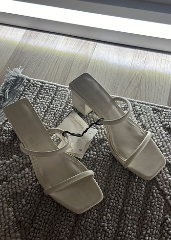 Pull and Bear Minimalist Beyaz Kadın Topuklu Sandalet