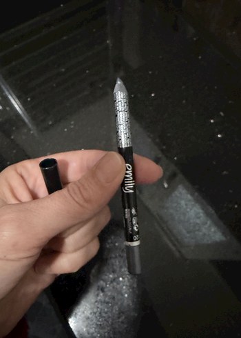 Essence Suya Dayanıklı Yeşil Göz Kalemi ve Emily gri - Görsel 3