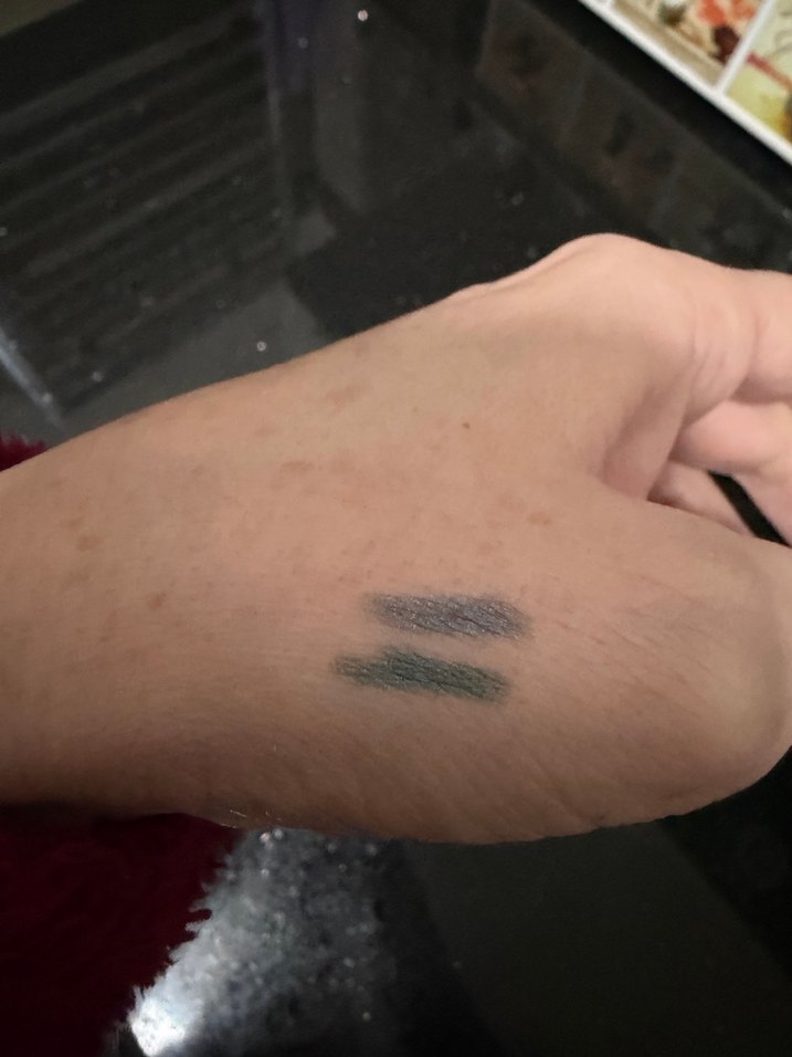 Essence Suya Dayanıklı Yeşil Göz Kalemi ve Emily gri - Görsel 4