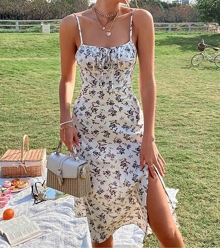 Trendyolmilla askılı yırtmaçlı midi elbise