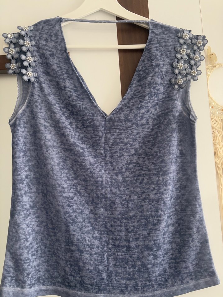 Indigo mavi V Yaka taş çiçek Detaylı Kolsuz Bluz - Görsel 2