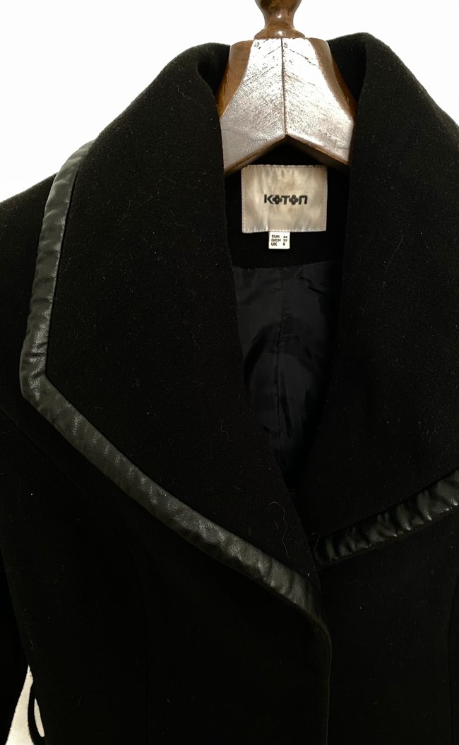 Koton Deri Detaylı Siyah Kaban - Görsel 2