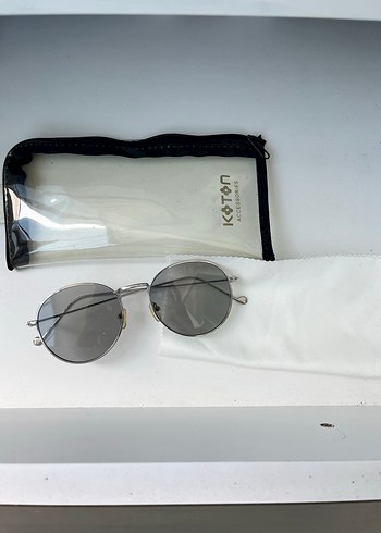 Gri Minimalist Kadın Güneş Gözlüğü