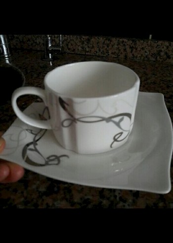 Gri desenli beyaz fincan ve tabak