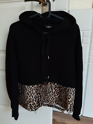 Siyah alt kısmı leopar detaylö sweat