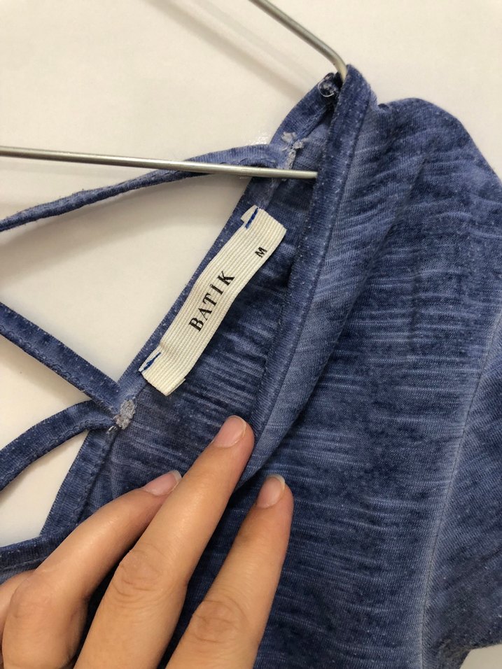 Strappy V Yaka Mavi Batik Tişört - Görsel 3