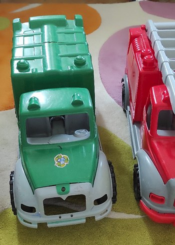 Renkli Yeşil Oyuncak Kamyon