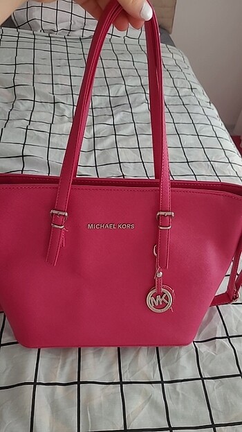 Pembe çanta