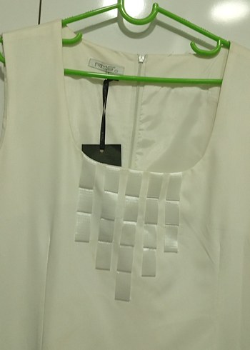 Beyaz V Yakalı astarlı de Kolsuz Elbise - Görsel 4