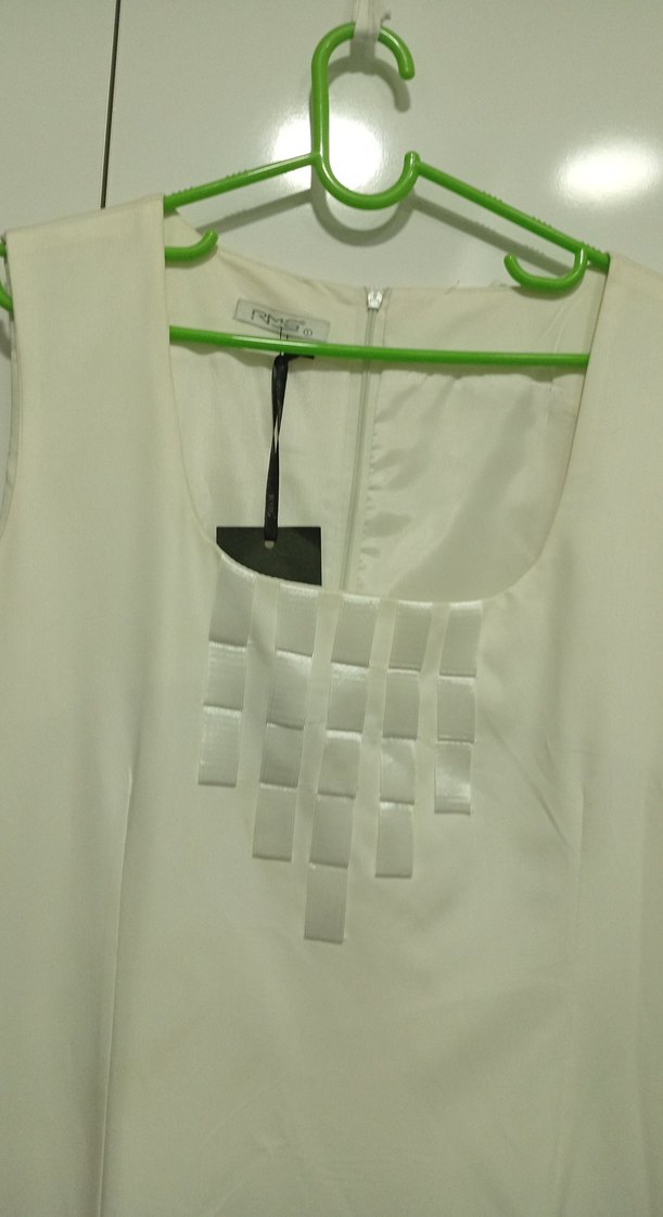 Beyaz V Yakalı astarlı de Kolsuz Elbise - Görsel 4