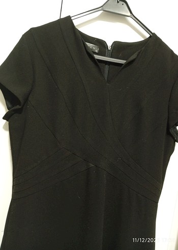 V Yaka Kısa Kollu Siyah Midi Elbise - Görsel 3