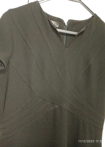 V Yaka Kısa Kollu Siyah Midi Elbise - Görsel 2