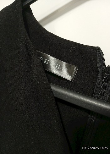 V Yaka Kısa Kollu Siyah Midi Elbise - Görsel 5