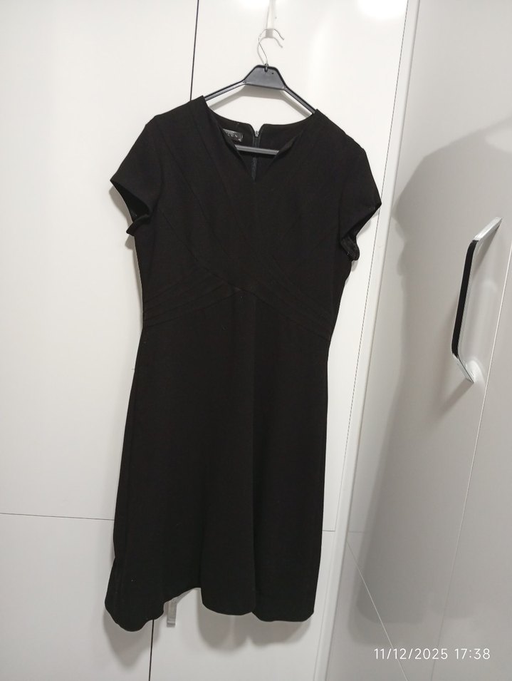 V Yaka Kısa Kollu Siyah Midi Elbise - Görsel 4