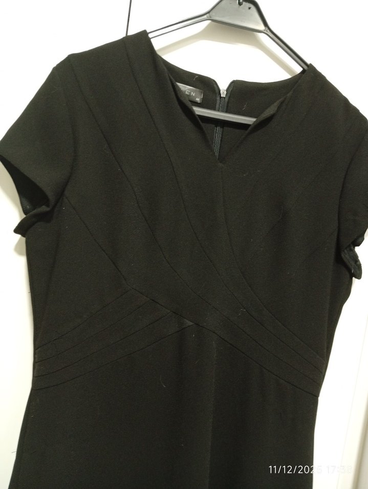 V Yaka Kısa Kollu Siyah Midi Elbise - Görsel 3