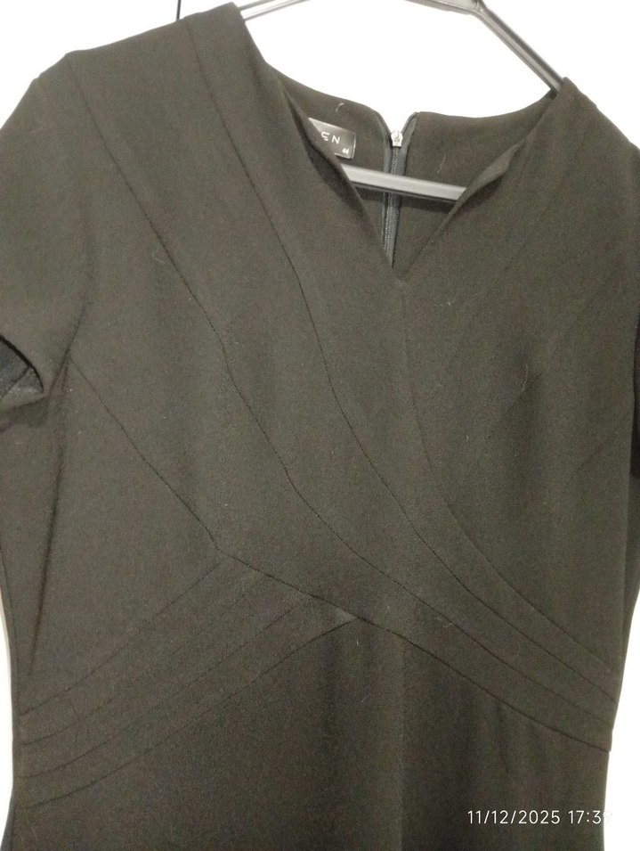 V Yaka Kısa Kollu Siyah Midi Elbise - Görsel 2