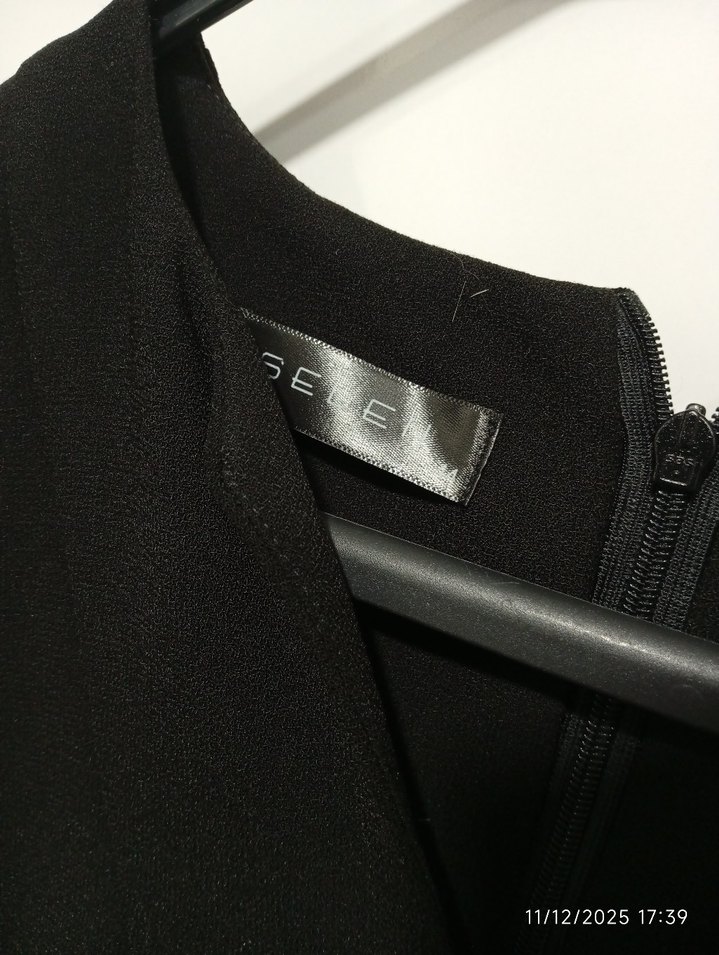 V Yaka Kısa Kollu Siyah Midi Elbise - Görsel 5