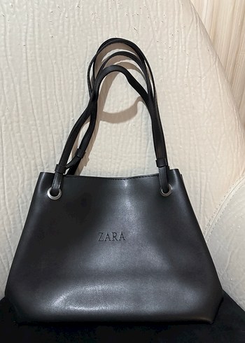Zara Siyah Deri Gorunumlu Omuz Cantasi