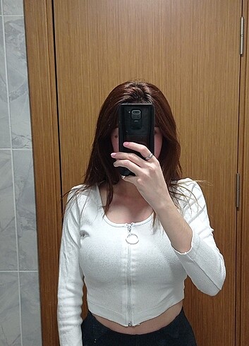 ÖNÜ FERMUARLI CROP BLUZ BEYAZ RENK 